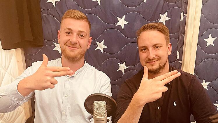 Die beiden Sportplatzkritiker Julius und David im Sternenzeltstudio bei "Du Holz". Foto: Sebastian Schmitt