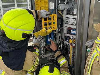 Feuerwehr Bubenreuth r&uuml;ckte zu Einsatz am Bahnhof aus - Aufzug blieb stecken