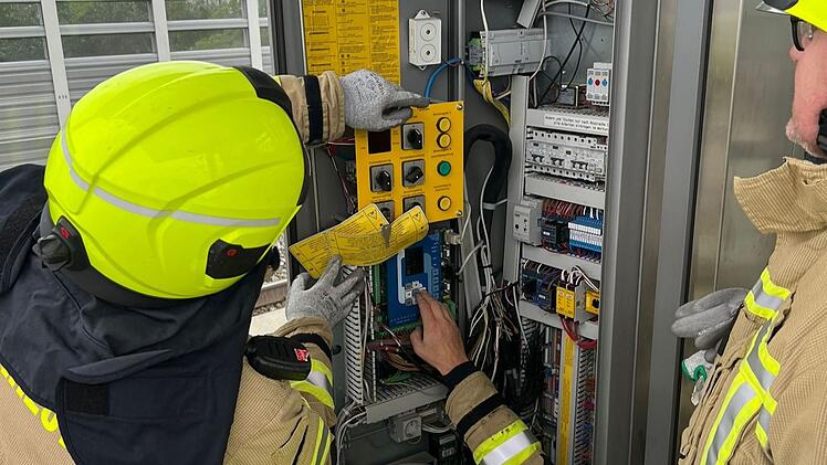 Feuerwehr Bubenreuth r&uuml;ckte zu Einsatz am Bahnhof aus - Aufzug blieb stecken