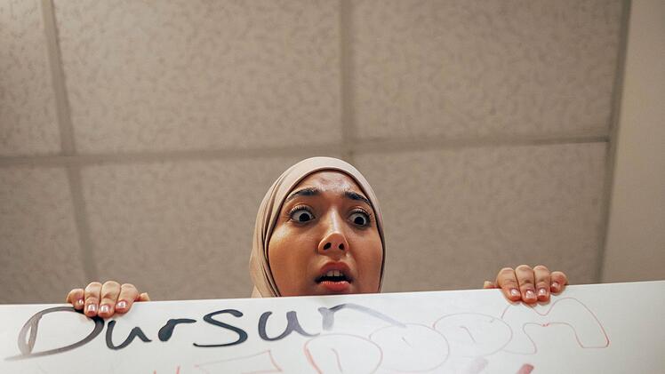 Dilara (Jansel Dogan) geht dem Geheimnis ihrer Freundin nach.