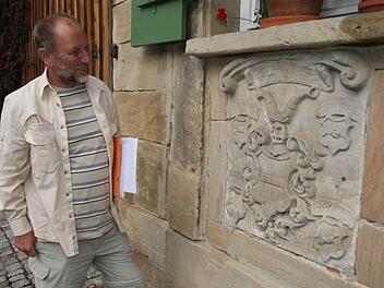 Robert Hirschmann enträtselt die Wappen - sie erzählen von den ehemaligen Besitzern des Ritterschlosses: Es war im Besitzer der Rauschner-Familie, ging dann an das Adelsgeschlecht derer von Waldenfels, an die Künßbergs und schließlich an die von Guttenbergs. Doch 1861 begann die Zerschlagung des Anwesens und der Ausverkauf des Gutes. Fotos: Sonja Adam