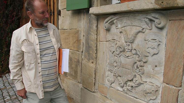 Robert Hirschmann enträtselt die Wappen - sie erzählen von den ehemaligen Besitzern des Ritterschlosses: Es war im Besitzer der Rauschner-Familie, ging dann an das Adelsgeschlecht derer von Waldenfels, an die Künßbergs und schließlich an die von Guttenbergs. Doch 1861 begann die Zerschlagung des Anwesens und der Ausverkauf des Gutes. Fotos: Sonja Adam