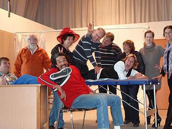 Das Ensemble der Häckerbühne hat viel Spaß bei den Proben für sein Stück "Verrückte haben´s auch nicht leicht!"  Foto: Elli Stühler