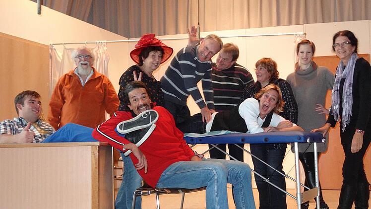 Das Ensemble der Häckerbühne hat viel Spaß bei den Proben für sein Stück "Verrückte haben´s auch nicht leicht!"  Foto: Elli Stühler