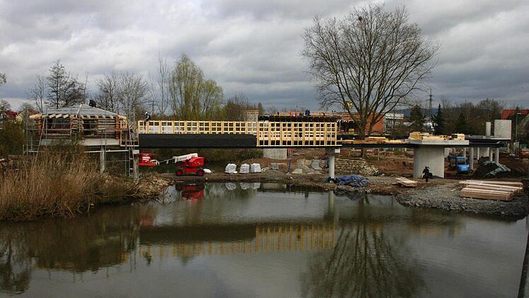Steg über die Mainbucht im Bau