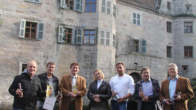 Oliver Schwämmlein vom Berghaus Doris in Lochleithen, Ralf Heidelberger von der Werbeagentur cooperate media, der Mitwitzer Bürgermeister Hans-Peter Laschka, Petra Jung vom Waldhotel Bächlein, Uwe Meusel vom Gasthaus "Zum Steinernen Löwen", Alfred Hofmann von den Schäferstub'n in Häusles und Franken Bräu-Geschäftsführer Edgar Schönmüller (von links) stoßen vor dem malerischen Wasserschloss auf den neuen kulinarischen Bierweg Mitwitz an. Fotos: Sonja Adam