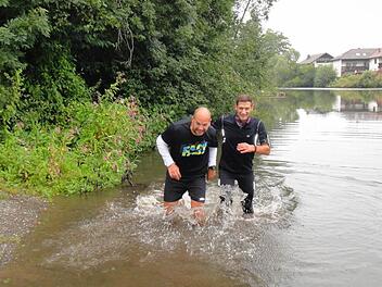 Das Laufen im Schlamm und Wasser gehören ebenso wie das Schwimmen zu den Disziplinen beim StrongmanRun. Trainiert wird dafür in der Rodach.  Fotos: Karl-Heinz Hofmann