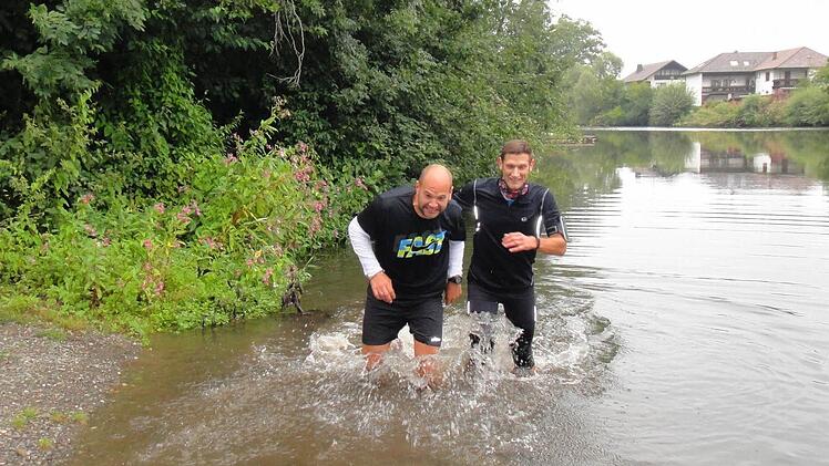 Das Laufen im Schlamm und Wasser gehören ebenso wie das Schwimmen zu den Disziplinen beim StrongmanRun. Trainiert wird dafür in der Rodach.  Fotos: Karl-Heinz Hofmann