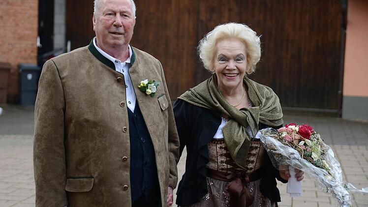Mit 80 und 81 Jahren haben sie sich noch getraut: Cäcilie und Kurt Schrepper gaben sich am Samstag im Oberleichtersbacher Rathaus das Ja-Wort. Foto: Laura Stelzner Fotodesign
