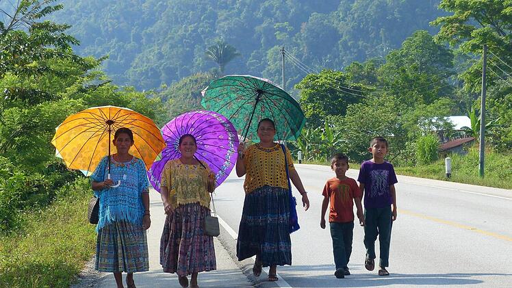 Schönheitswettbewerb. Frauen in Guatemala schützen sich vor der sengenden Sonne.