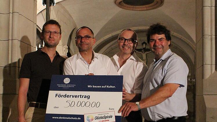 50 000 Euro für die aufwendige Sanierung der Koháry-Gruft (von links): Jörg Urban (Lotto Bayern), Dekan Roland Huth, Kirchenpfleger Helmut Kollo und Uwe Franke (DSD).  Fotos: Ulrike Nauer