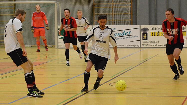 Szene aus dem Spiel des FC Bad Brückenau (in rot) gegen den FC Hammelburg. Foto: ssp