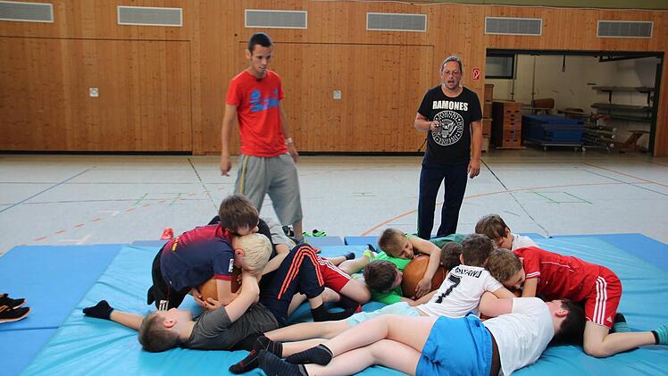 14 Jungs ringen um vier Bälle. Fotos: Ekkehard Roepert