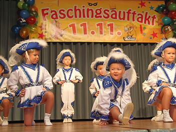 Die Kleinsten waren beim Faschingsauftakt in Stadtsteinach wieder einmal ganz groß. Manche Mitglieder der Purzelgarde sind gerade mal drei Jahre alt. Sie beherrschen die Choreografie aber schon erstaunlich gut. Fotos: Sonny Adam