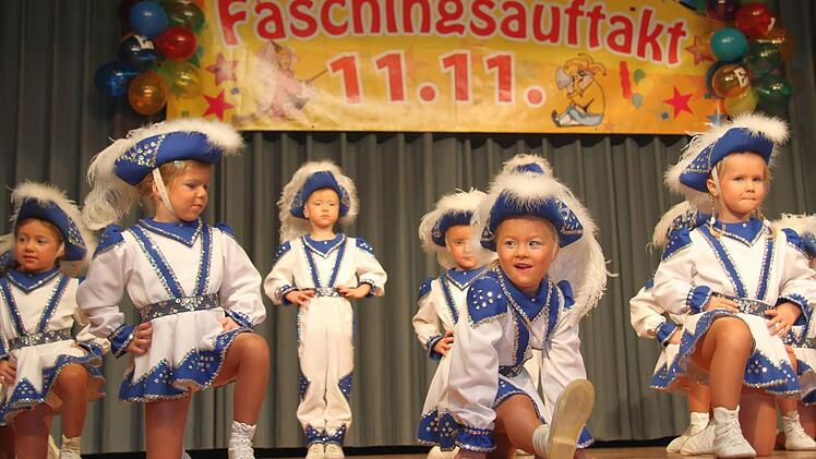 Die Kleinsten waren beim Faschingsauftakt in Stadtsteinach wieder einmal ganz groß. Manche Mitglieder der Purzelgarde sind gerade mal drei Jahre alt. Sie beherrschen die Choreografie aber schon erstaunlich gut. Fotos: Sonny Adam