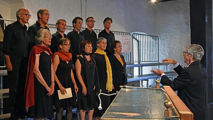 Die Lieder, die der Chor "Ripitiki" unter der Leitung von Gédéon Richard vortrug, erklangen in vielen Sprachen und ergötzten das Publikum. Foto: Ulrike Langer