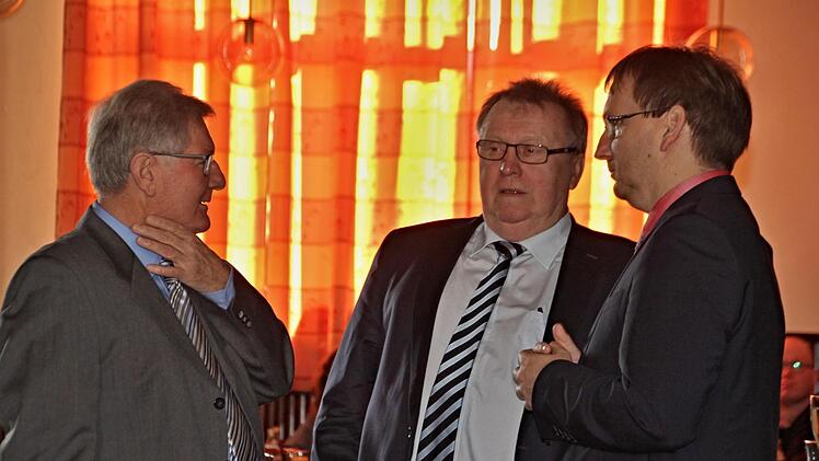SPDler unter sich: Bürgermeister Wolfram Thein (rechts) und sein Vater Werner Thein (links) nehmen den Bürgermeister von Rentweinsdorf, Willi Sendelbeck, "in die Zange".Helmut Will