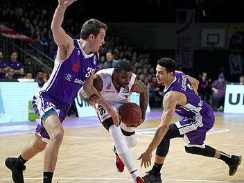 Dorell Wright zieht gegen die beiden Göttinger Stephan Haukohl (l.) und Dominic Lockhart energisch zum Korb. Fotos: Hubert Jelinek