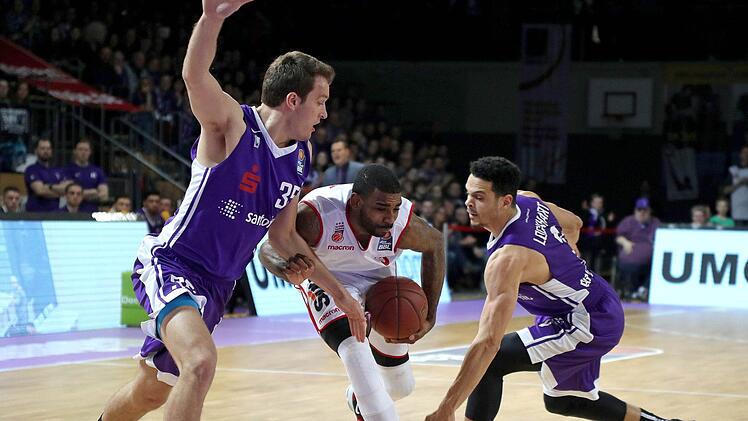 Dorell Wright zieht gegen die beiden Göttinger Stephan Haukohl (l.) und Dominic Lockhart energisch zum Korb. Fotos: Hubert Jelinek