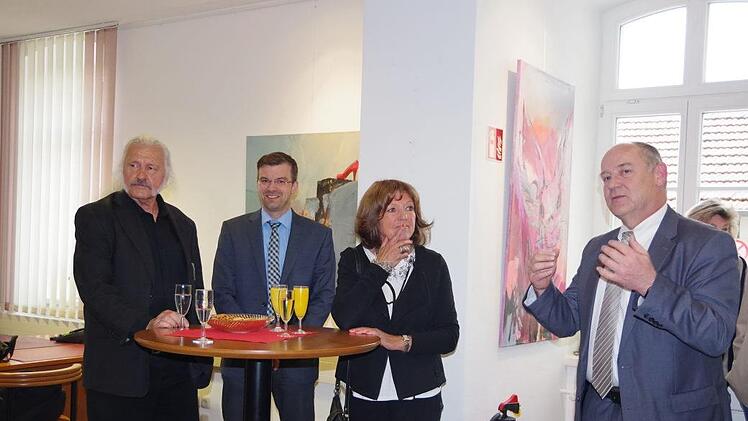 Bei der Ausstellungseröffnung  (von links) Ingo Cesaro, Dritter Bürgermeister Markus Wich, die Künstlerin Christine G. Hirt sowie Amtsleiter Günter WolkersdorferHeike Schülein