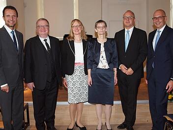 Wechsel im Amt des Direktors des Amtsgerichts: Bürgermeister Andreas Hügerich, Clemens Lückemann, Präsident des OLG-Bamberg, Ulrike Barausch, bisherige Direktorin des Amtsgerichts Lichtenfels, Ursula Haderlein, Präsidentin des Landgerichts Coburg, Matthias Huber, neuer Direktor des Amtsgerichts Lichtenfels und Landrat Christian Meißner (von links) Foto: Alfred Thieret