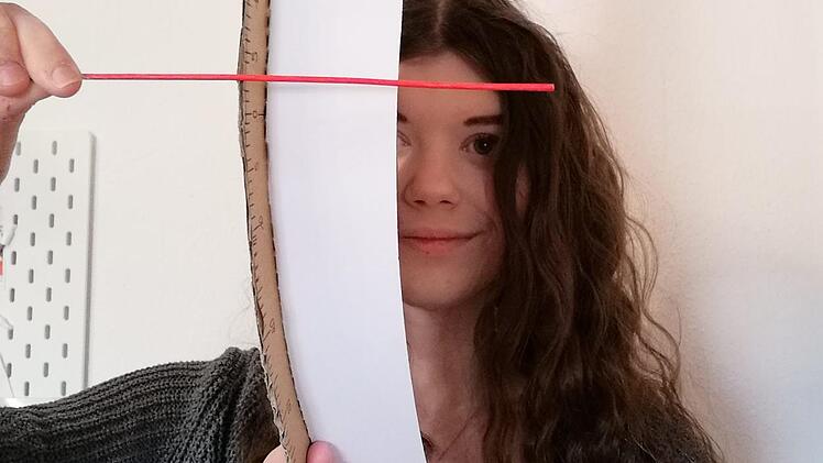 Chantal-Sophie Genzler  / am Perimeter zur Messung des vertikalen Sichtfeldes.