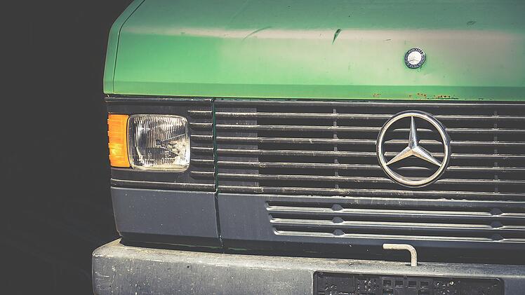 Ein Mann f&auml;hrt mit seinem Kleintransporter drei Leitpfosten um.