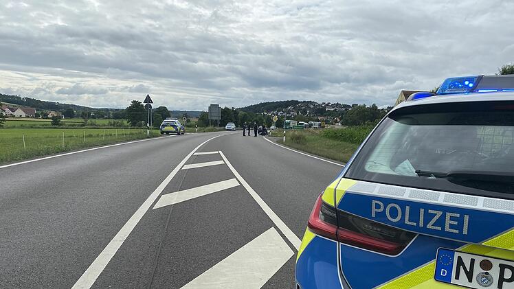 Schwerer Unfall auf Staatsstra&szlig;e: Rollerfahrer lebensgef&auml;hrlich verletzt