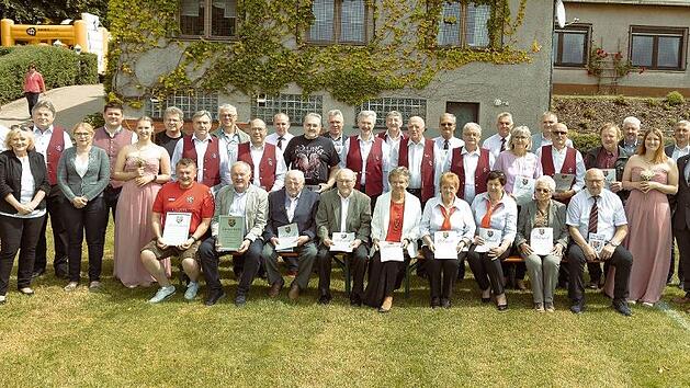 Die geehrten Mitglieder und Ehrenmitglieder mit B&uuml;rgermeister Thomas L&ouml;ffler sowie Landrat Klaus L&ouml;ffler