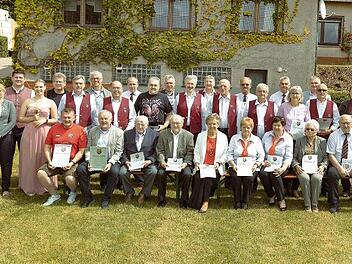 Die geehrten Mitglieder und Ehrenmitglieder mit Bürgermeister Thomas Löffler sowie Landrat Klaus Löffler