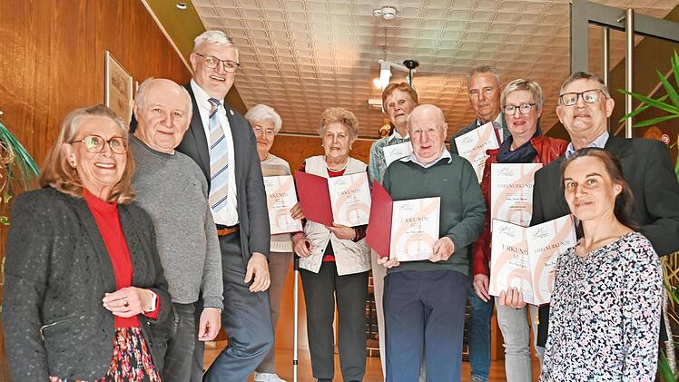 Ehrungen und Neuwahlen gab es beim Gesangverein Hausen.
