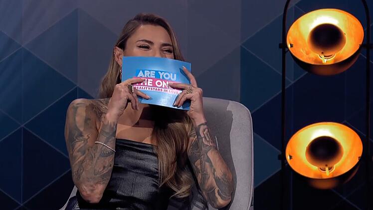 Moderatorin Sophia Thomalla lachte &uuml;ber die teils &uuml;berraschenden Neuigkeiten.