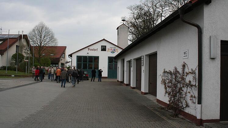 Sollen die Bauhofgaragen (rechts) bleiben oder einer großzügigeren Planung weichen? Noch ist alles offen.