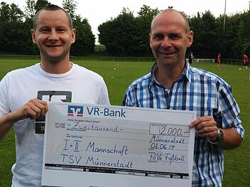 Der Vorsitzende des Fördervereins Richard Bott (rechts) übergab den Spendenscheck an den Kapitän des TSV Münnerstadt, Michael Knysak.  Foto: Simon Naschel