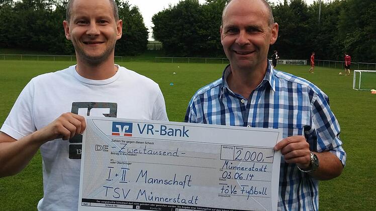Der Vorsitzende des Fördervereins Richard Bott (rechts) übergab den Spendenscheck an den Kapitän des TSV Münnerstadt, Michael Knysak.  Foto: Simon Naschel
