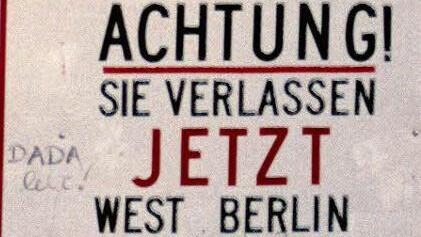 .... Unter: "Achtung! Sie verlasen jetzt West Berlin", steht: "wie denn?"