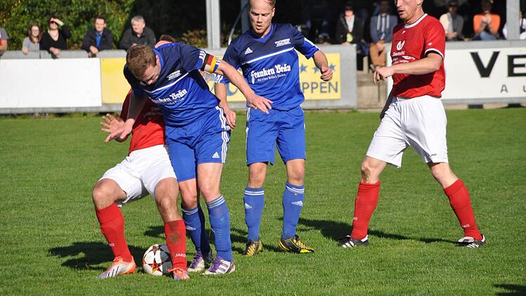 Im Hinspiel an der Loquitz trennten sich der TSV Ludwigsstadt mit Ben Pfeiffer (rechts) und der FC Mitwitz mit Jo Müller (daneben) 2:2. Gibt es heute im Rückspiel einen Sieger? Foto: Archiv/Herbert Kalb