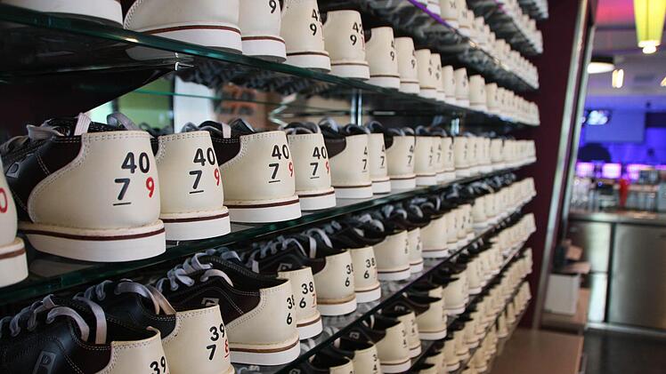 Die Bowlingschuhe sind in Reih und Glied aufgereiht. Foto: Ralf Ruppert