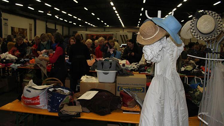 Beim Lions-Flohmarkt gab es sogar ein Brautkleid zu kaufen.