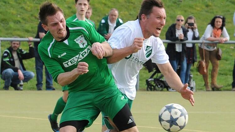 Gut gebrüllt Löwe: Der Garitzer Spielertrainer Andrzej Sadowski (rechts) im Duell mit Florian Wirsing von der Bayernliga-Reserve des TSV Großbardorf. Foto: Hopf