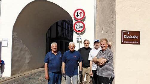 Nur einige der 20 freiwilligen Helfer, die regelmäßig in ihren freien Stunden im ehemaligen Mesnerhaus gearbeitet haben.
