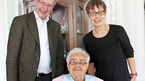 Ursula Dworazik (Mitte) mit ihrer Tochter Sibylle Dworazik und deren Mann Paul Vollmayr Foto: Iryna Zakoretska