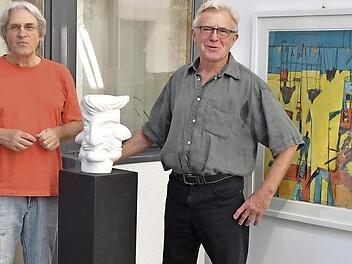 Getrennt schaffen, vereint ausstellen: Robert Siebenhaar (li.) und Albrecht Volk während des Aufbaus ihrer Ausstellung  Foto: Ronald Rinklef