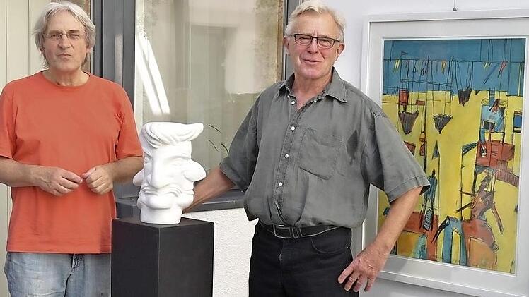 Getrennt schaffen, vereint ausstellen: Robert Siebenhaar (li.) und Albrecht Volk während des Aufbaus ihrer Ausstellung  Foto: Ronald Rinklef