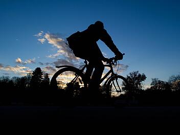Unbekannter stößt Mann von Fahrrad und beleidigt ihn. Symbolbild: Arno Burgi/dpa
