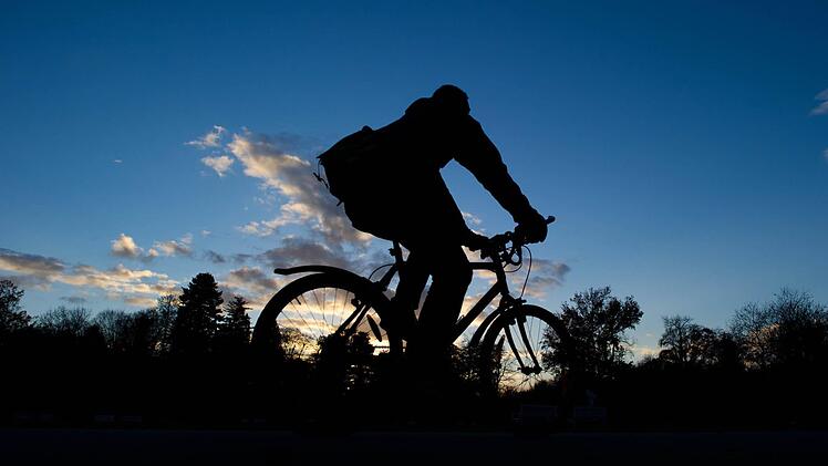 Unbekannter stößt Mann von Fahrrad und beleidigt ihn. Symbolbild: Arno Burgi/dpa
