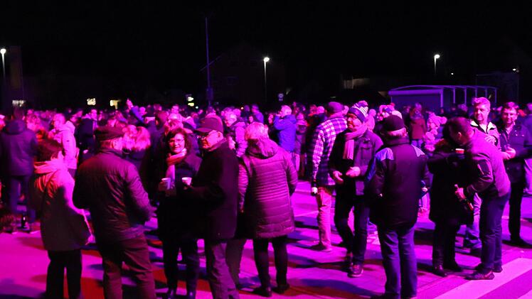 Der Platz vor dem Einkaufsmarkt in Adelsdorf f&uuml;llte sich zu Mitternacht zusehends. Foto: Johanna Blum