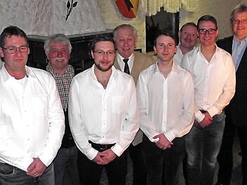 Im Bild v. l.: Schriftführer Peter Meserth, der bisherige Kassierer Manfred Pichl, der neue Vorsitzende Sven Löhlbach, Dieter Wolf (bisheriger Vorsitzender und Schriftführer), stellv. Vorsitzender Marco Hühnlein, Harald Löhlbach (bisher stellv. Vorsitzender), Kassierer Patrick Tauber und 3. Bürgermeister Klaus Hannweber Foto: Laura Löhlbach