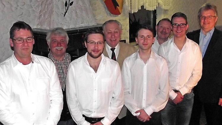 Im Bild v. l.: Schriftführer Peter Meserth, der bisherige Kassierer Manfred Pichl, der neue Vorsitzende Sven Löhlbach, Dieter Wolf (bisheriger Vorsitzender und Schriftführer), stellv. Vorsitzender Marco Hühnlein, Harald Löhlbach (bisher stellv. Vorsitzender), Kassierer Patrick Tauber und 3. Bürgermeister Klaus Hannweber Foto: Laura Löhlbach