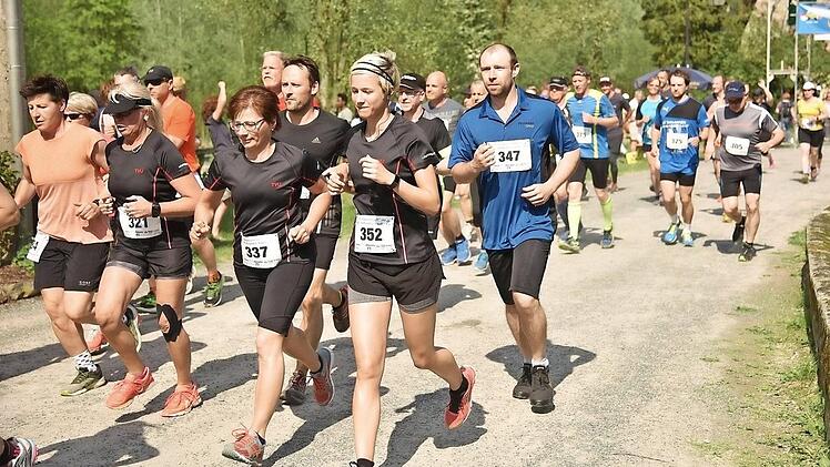 Knapp 350 L&auml;ufer nahmen insgesamt am sechsten Wasserschloss Mitwitz-Lauf teil.  Foto: Jens Gundermann